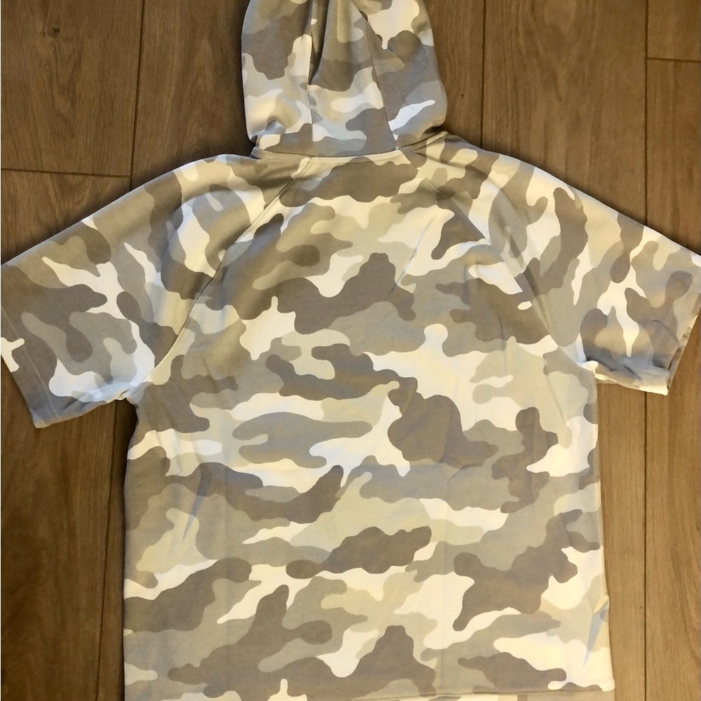 Men’s Old Navy camo hoodie in grey and white. Size medium short sleeve. - Picture 3 of 3
